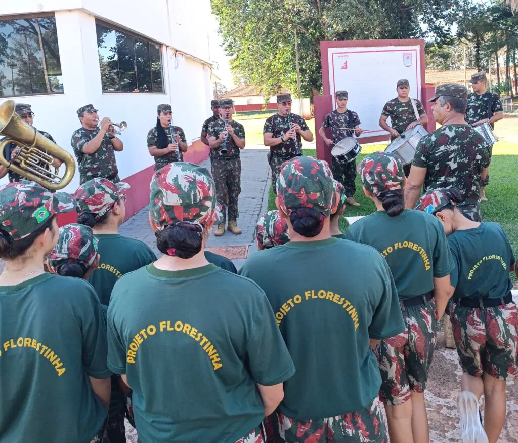 Visita ao Exército amplia conhecimentos dos alunos do Projeto Florestinha