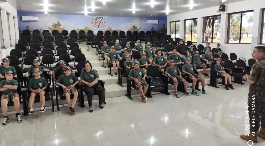 Visita ao Exército amplia conhecimentos dos alunos do Projeto Florestinha