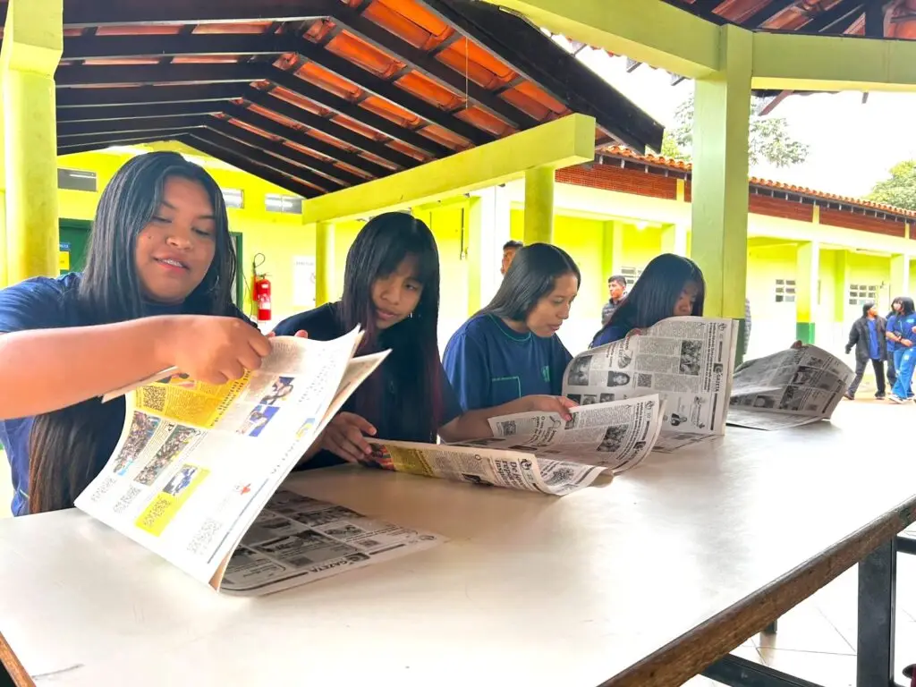 Jovens colunistas da Mbo’eroy recebem a Gazeta Educação na escola e assumem seu lugar no jornal