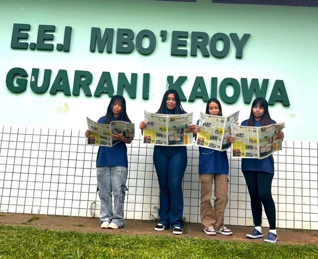 Jovens colunistas da Mbo’eroy recebem a Gazeta Educação na escola e assumem seu lugar no jornal