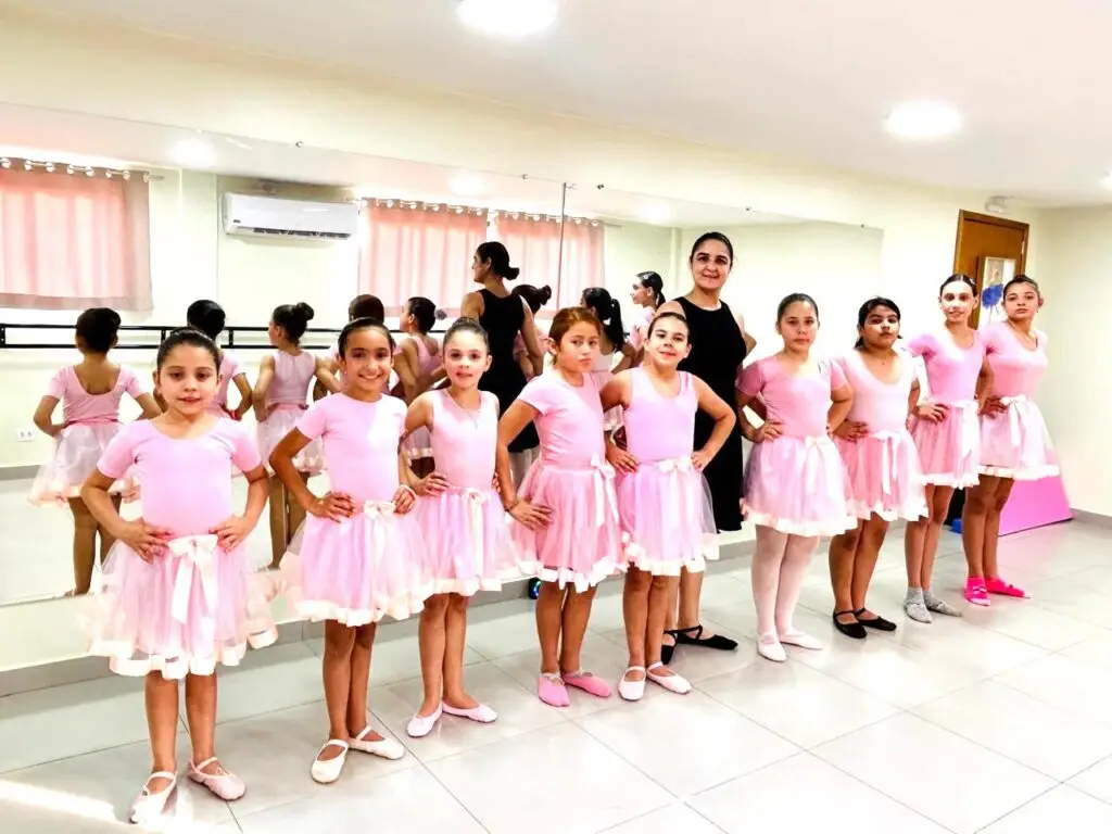 Balé transforma passos em aprendizados para a vida no Instituto Eduardo Dutra Lescano
