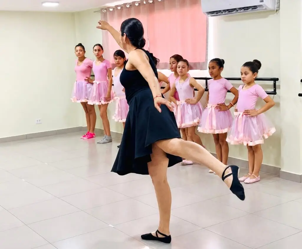 Balé transforma passos em aprendizados para a vida no Instituto Eduardo Dutra Lescano