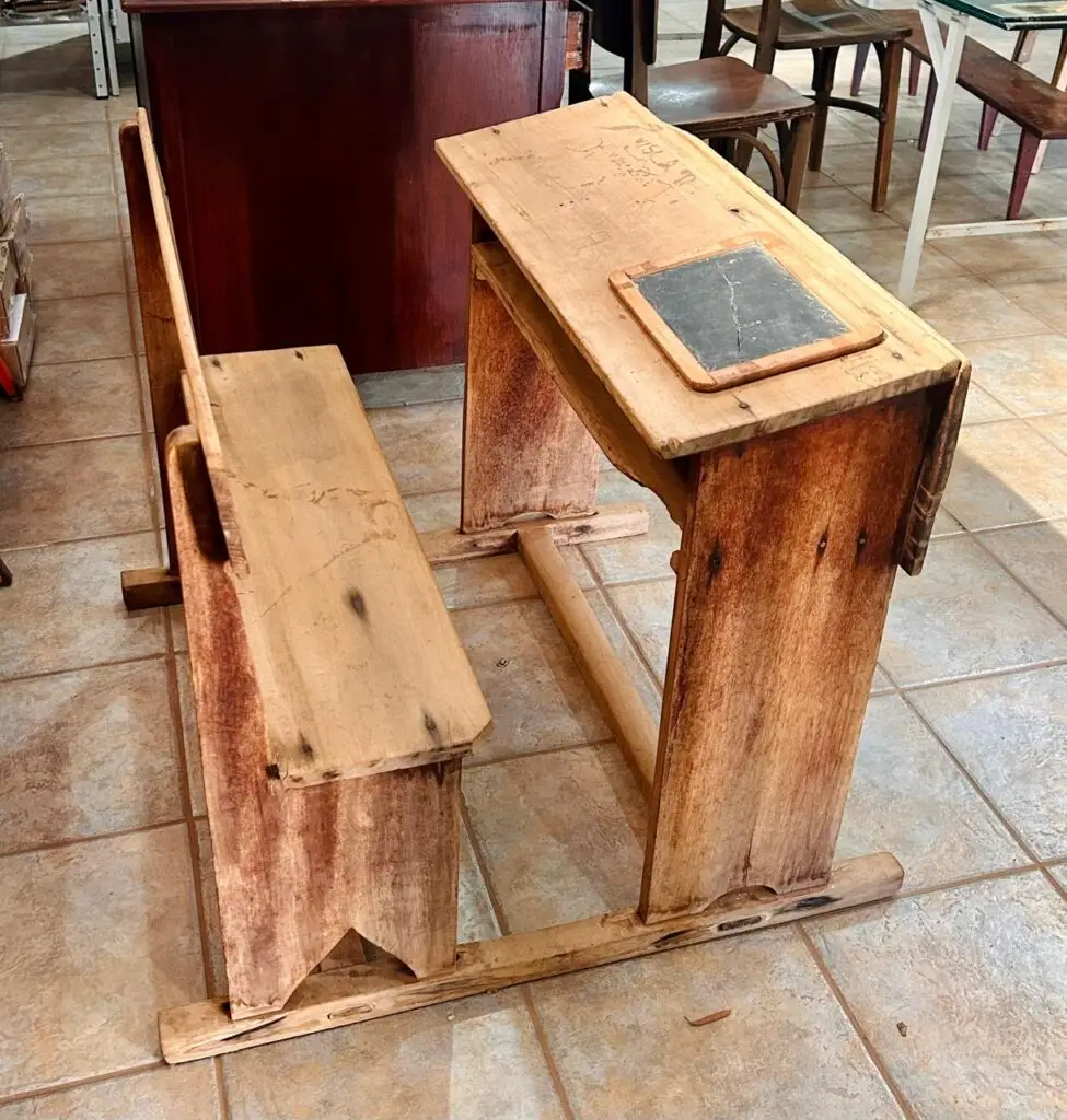 Uma carteira escolar do tempo dos nossos bisavós!