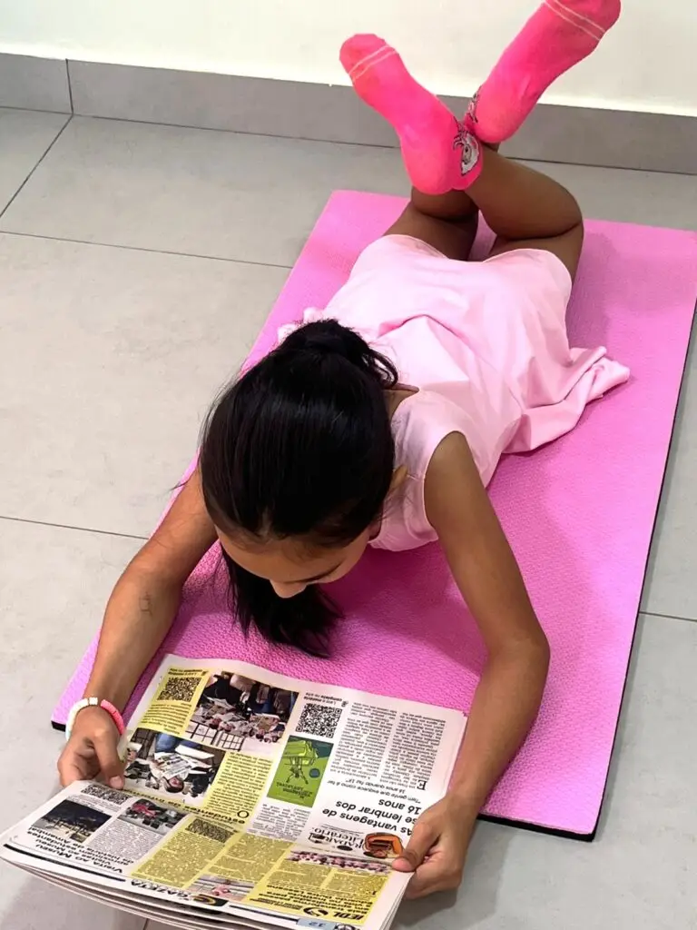 Entre um passo e outro, uma pausa para se encontrar nas páginas do jornal!