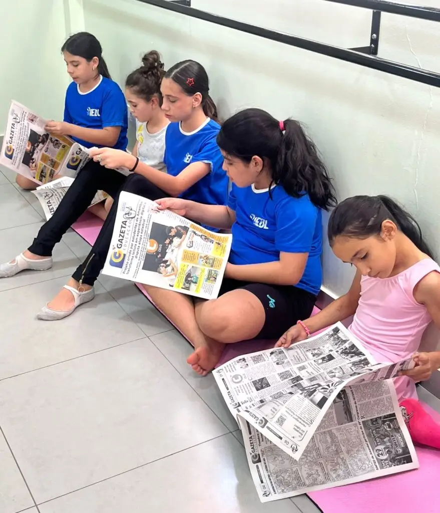 Entre um passo e outro, uma pausa para se encontrar nas páginas do jornal!
