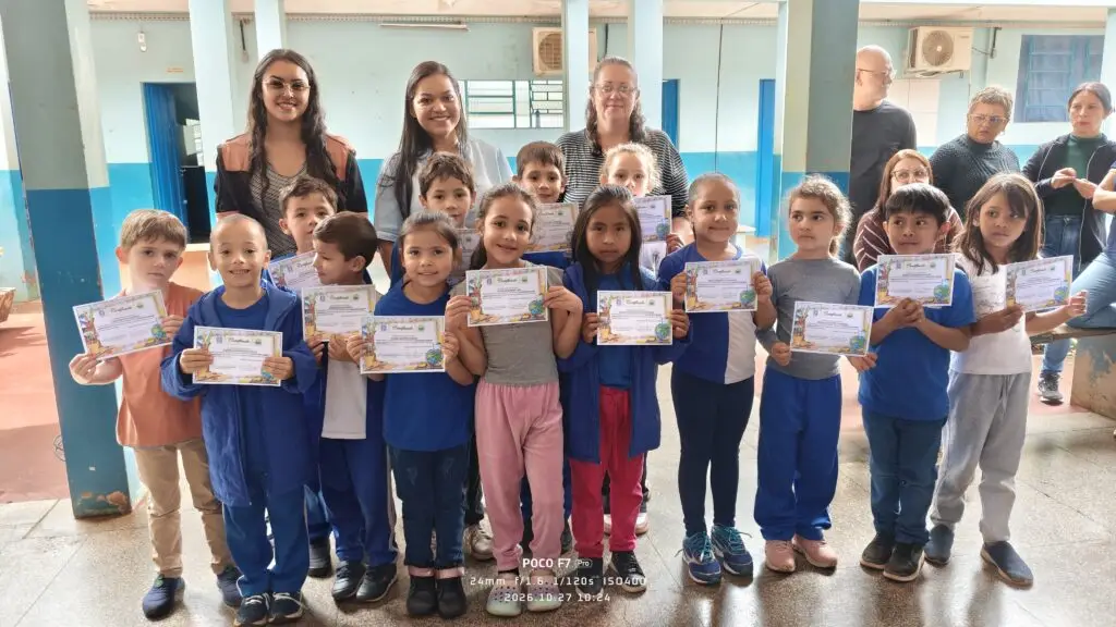 Escola Flávio Derzi valoriza o desempenho dos alunos e reconhece a participação das famílias Escola Flávio Derzi valoriza o desempenho dos alunos e reconhece a participação das famílias