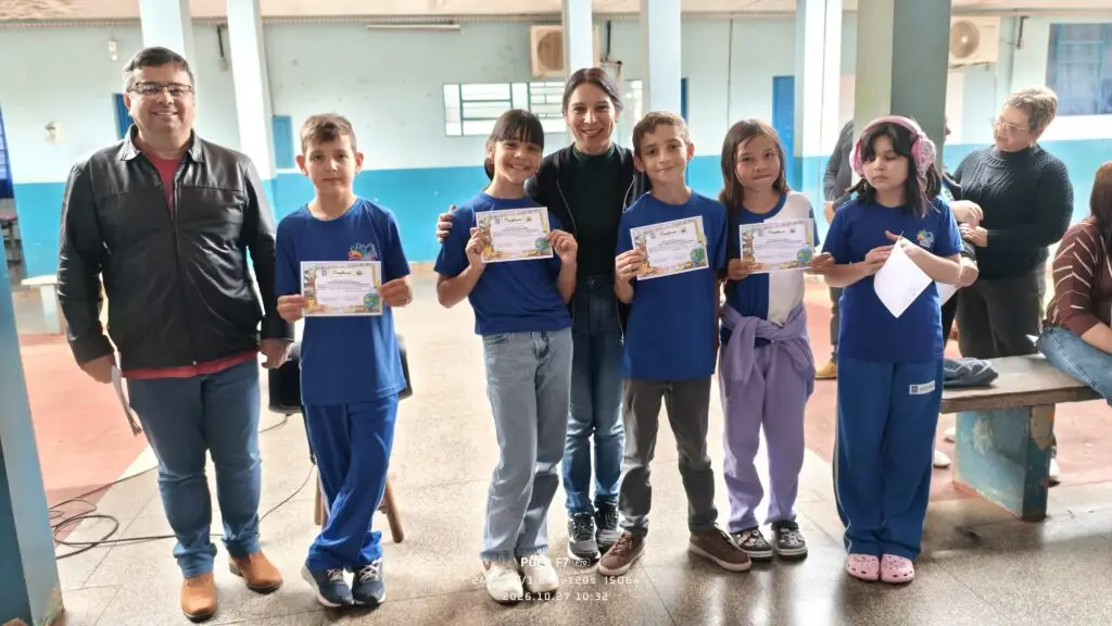 Escola Flávio Derzi valoriza o desempenho dos alunos e reconhece a participação das famílias Escola Flávio Derzi valoriza o desempenho dos alunos e reconhece a participação das famílias